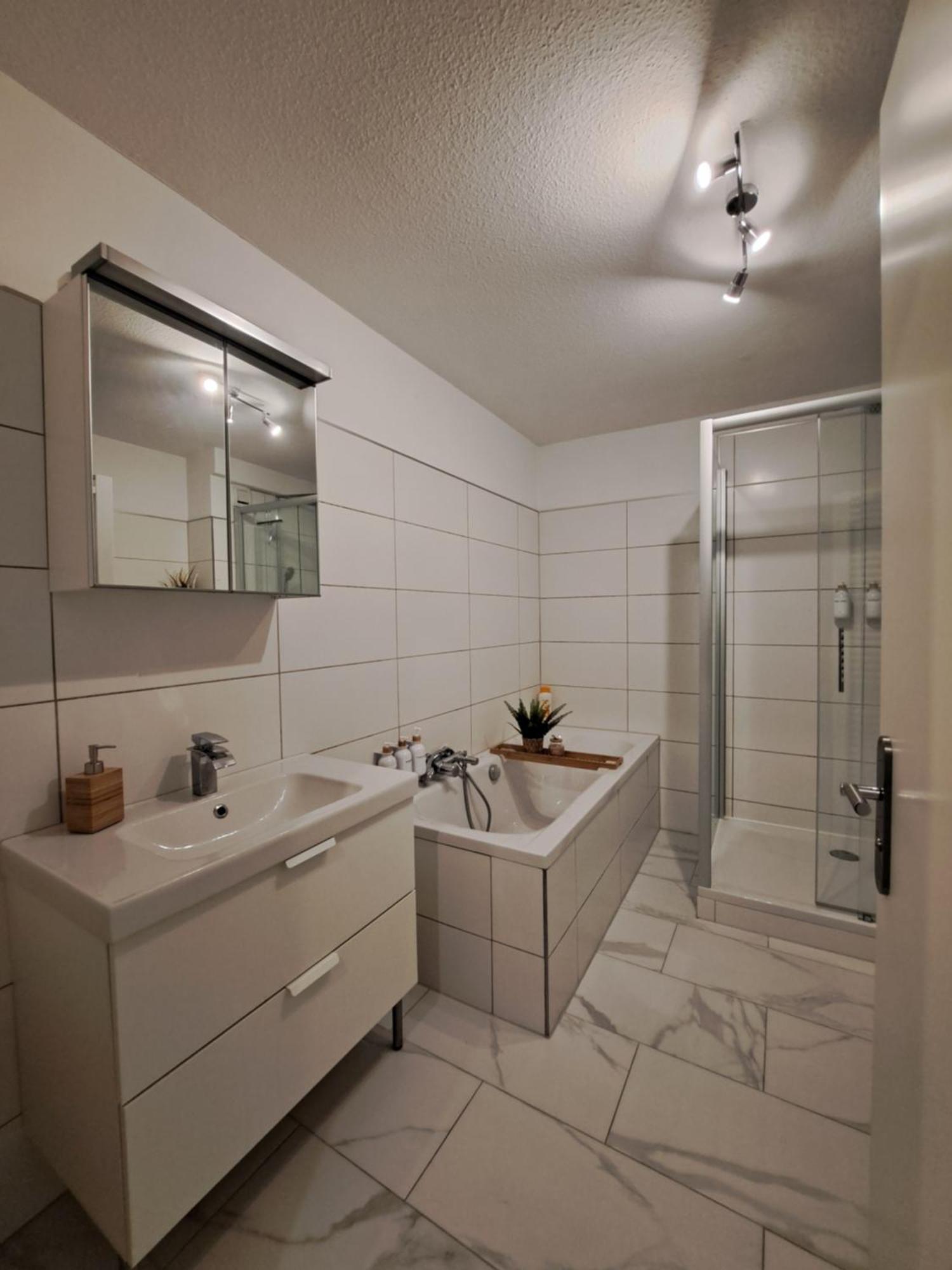 Apartment Livora Altstadt - Stilvoll - Zentrumsnah - Tv-streaming - Balkon - Nordsee - Badewanne *
